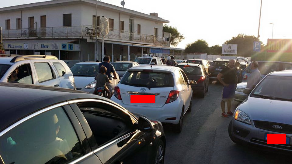  Mancano i parcheggi, Punta Braccetto nel caos: file di auto interminabili