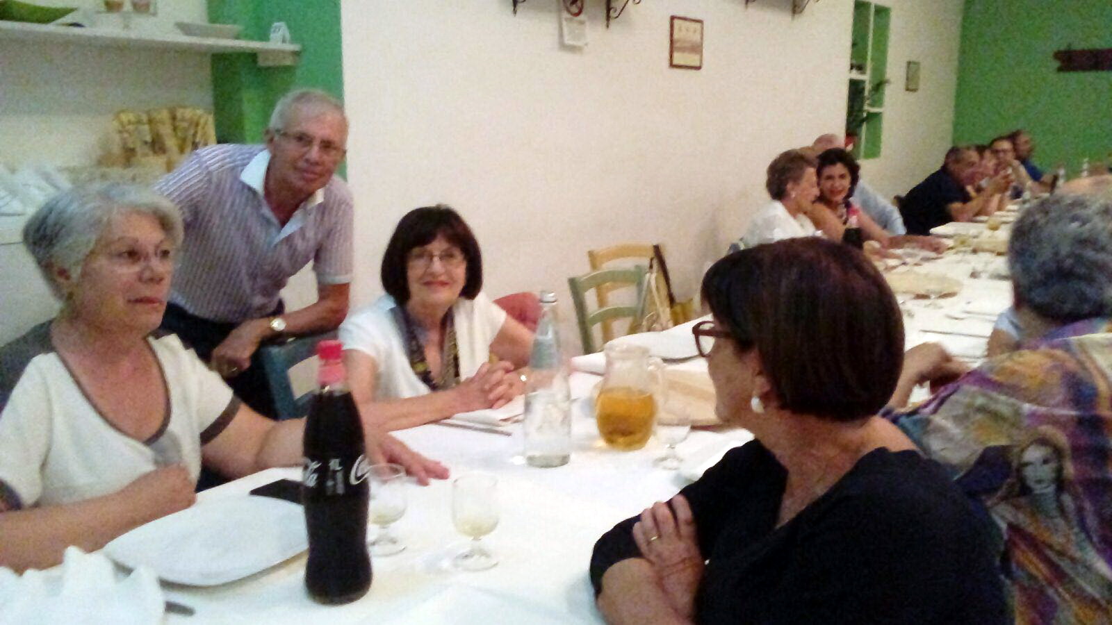 Estate, tempo di rimpatriate: il prof Aquila organizza cena fra 62 ex colleghi