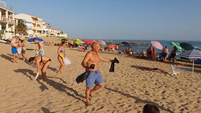  Giornata ecologica a Casuzze: i bagnanti ripuliscono la spiaggia coi rastrelli