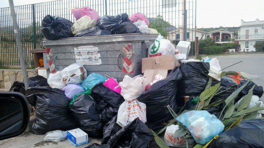  Discariche al collasso e spazzatura nelle strade. Il sindaco: “Tanti disagi”