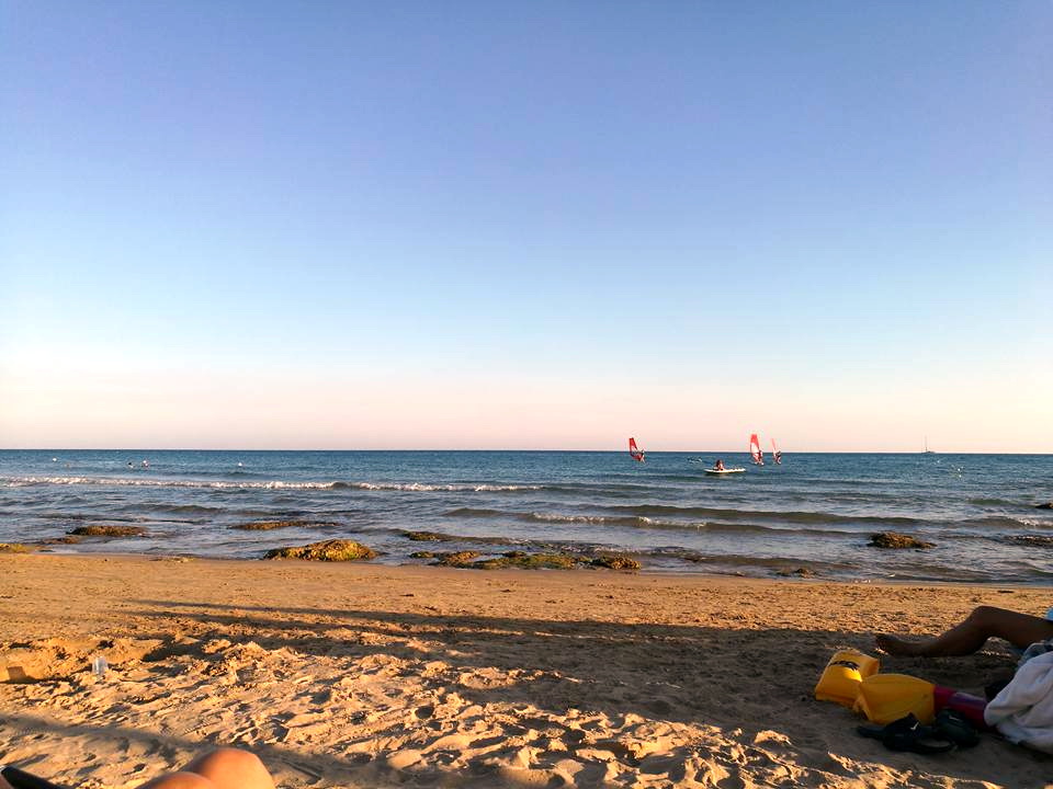  Rubano zainetto sulla spiaggia di Montalbano: “Ridateci almeno i documenti”
