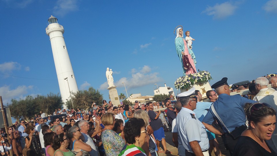  La Madonna di Portosalvo esce in mare: si è svolta la rituale processione FOTO