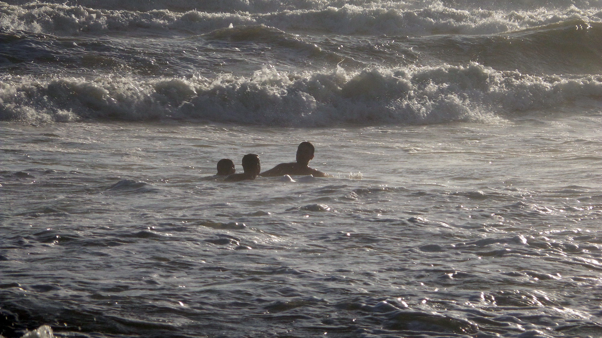  Punta Secca, mare in tempesta: in 11 rischiano di annegare, sono tutti salvi