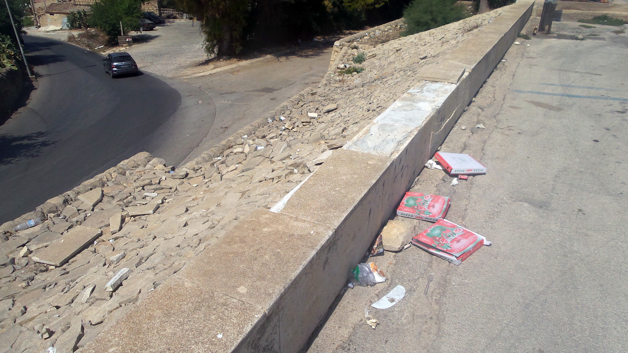  Il piazzale della vergogna invaso da rifiuti (dopo il mercato) ed escrementi