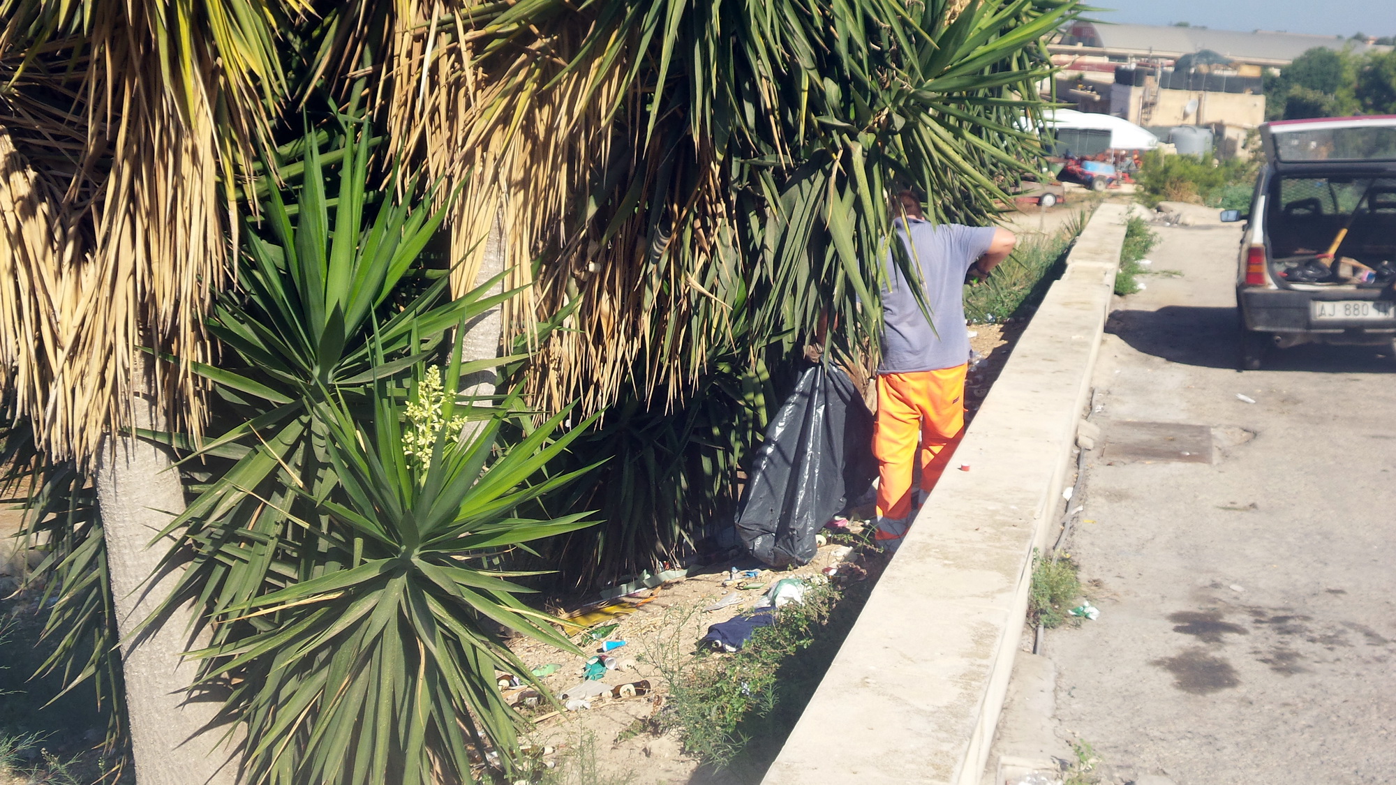  Ripulito il piazzale della solidarietà: rimosse oltre cento bottiglie di birra