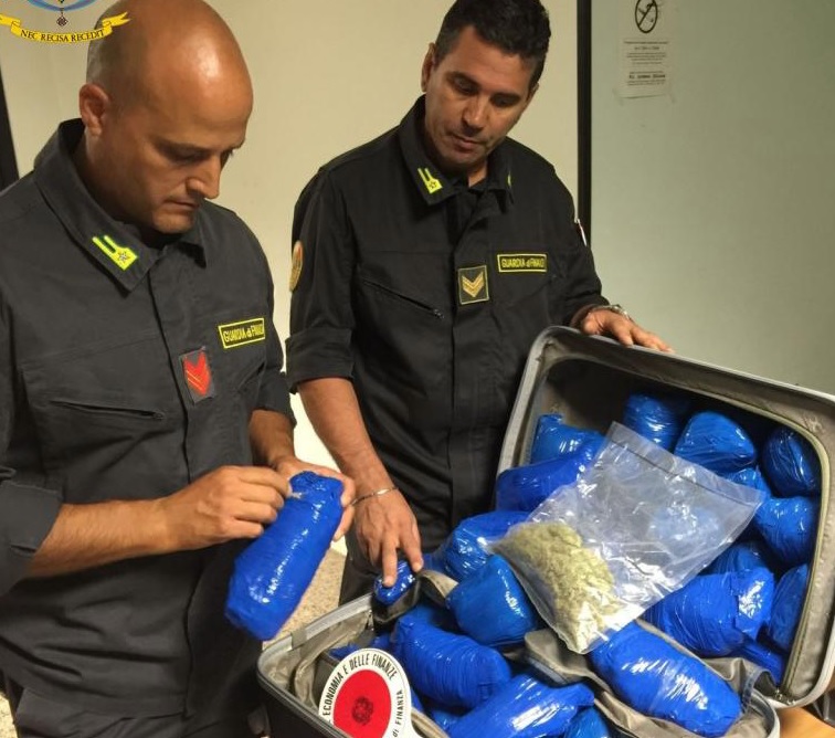  Pozzallo – Sequestrati dalla GDF 10 kg di marijuana pronta a traghettare per Malta, arrestato il responsabile