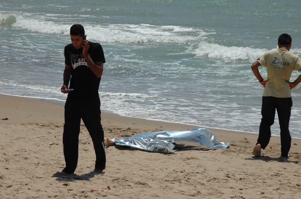  Scoglitti, un tunisino 49enne annega mentre cerca di salvare il figlio