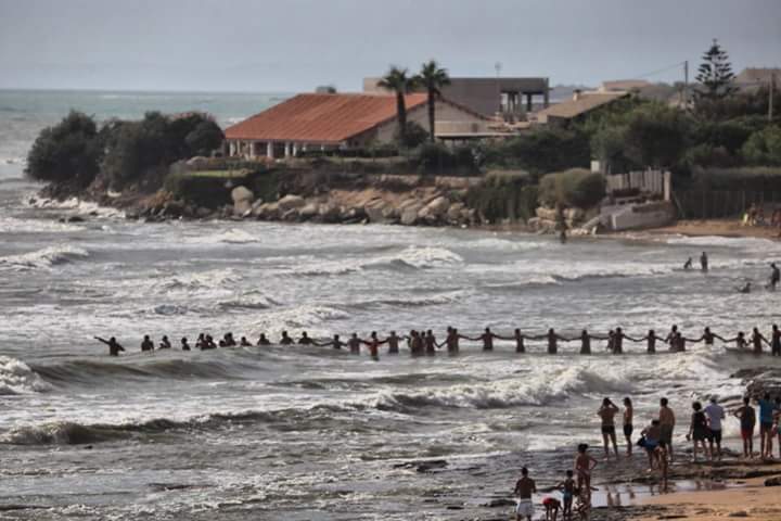  Due anziani rischiano di annegare al Palmento: catena umana li soccorre FOTO