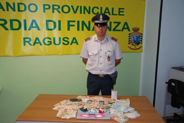  Ragusa, arrestato uno spacciatore: aveva con sé 21 gr di cocaina e 6mila euro
