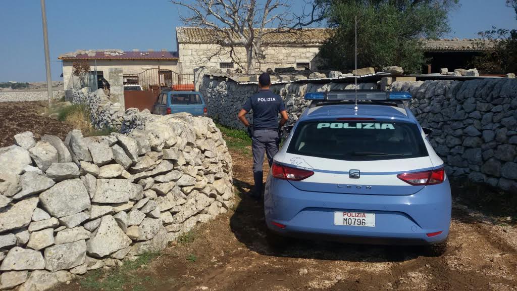  Ragusa – Polizia e Guardie Zoofile salvano cuccioli dalla fame e pitbull morente legato ad una catena: denunciato il proprietario