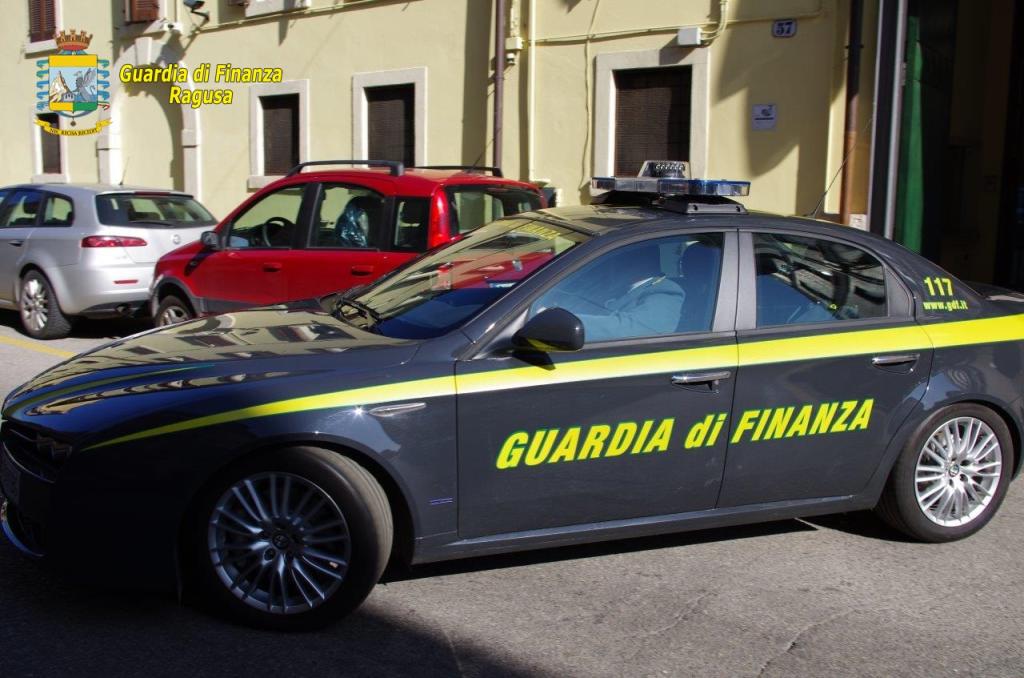  Ragusa – Evade dai domiciliari per andare al bar, uomo arrestato dalla Guardia di Finanza