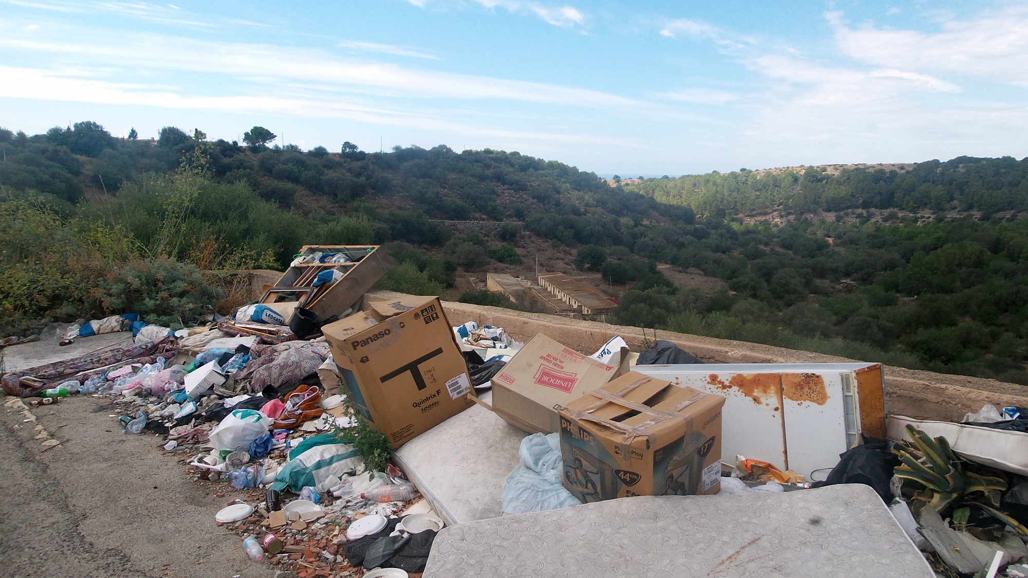  Cumuli di rifiuti in contrada Grassullo: “Da 3 anni denunciamo inutilmente”