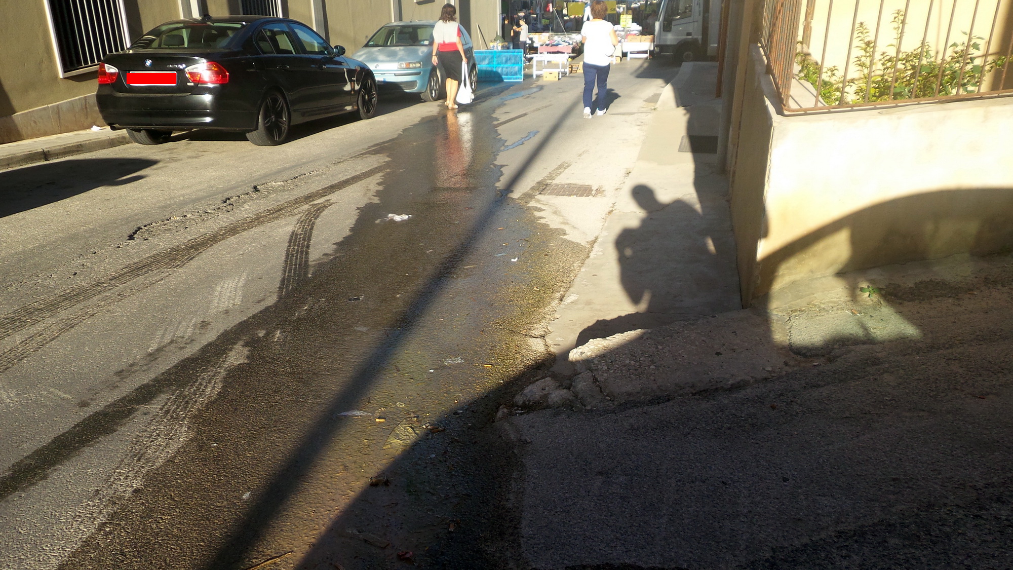 Perdita d’acqua in via Settembrini: per recarsi al mercato serve lo slalom