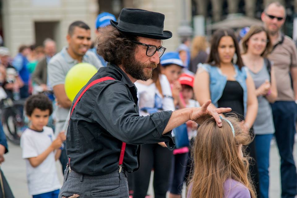  Marina di Ragusa – Artista di strada multato, Lab 2.0 critica l’Amministrazione: “La polizia locale strumento del regime grillino”