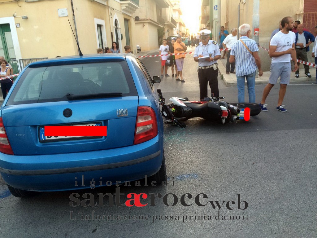  Scontro fra un’auto e una moto in via Caucana: ci sono due feriti lievi