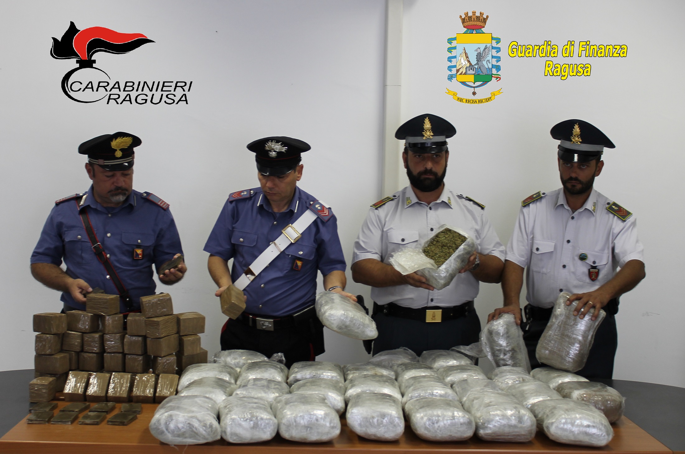  Sequestrati 50 kg di droga in partenza per Malta: arrestati padre e figlia