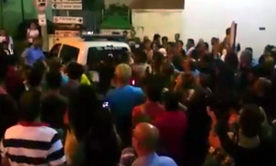  Marina di Ragusa, vigili multano artista di strada. Folla esplode di rabbia VIDEO