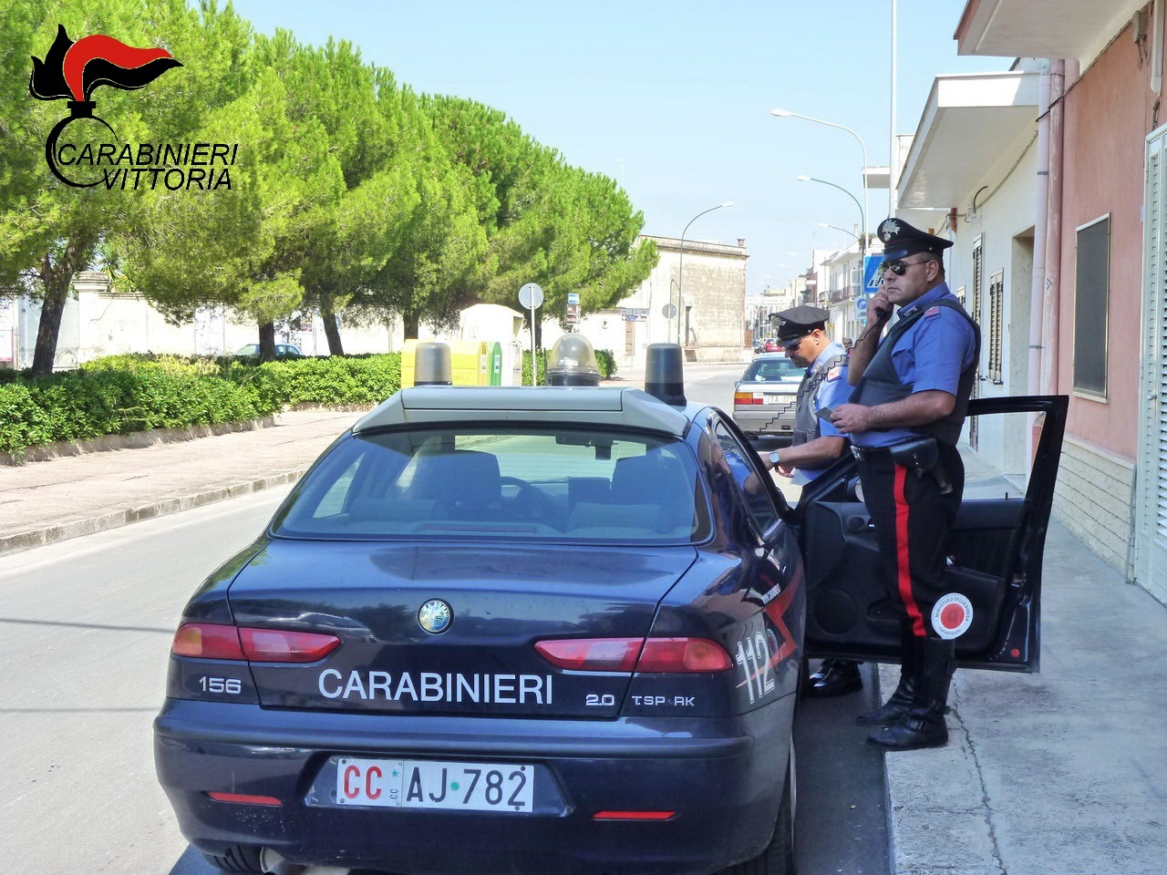  Ruba un autocarro, ma percorre solo 10 metri: fermato dai carabinieri