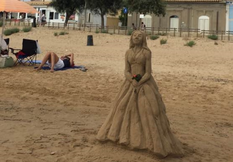  Una Madonna di sabbia sulla spiaggia di Punta Secca: chi è l’autore?