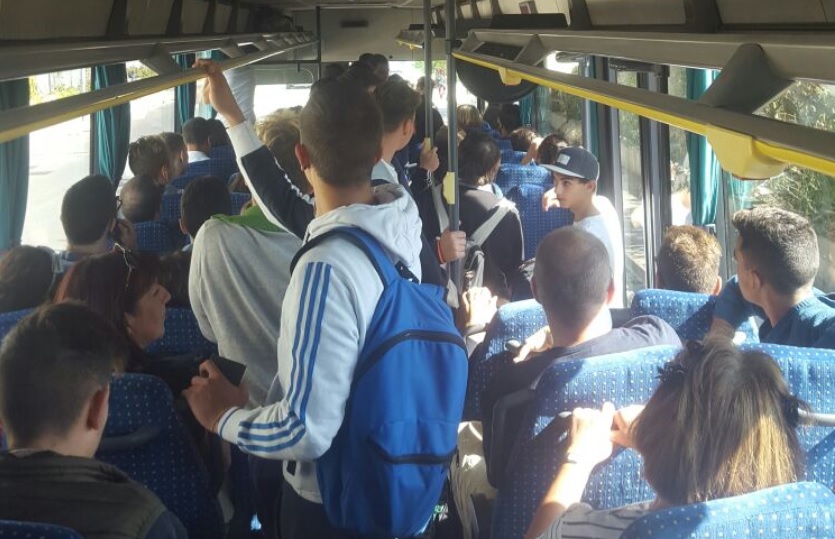  Autobus strapieni e studenti in piedi: “Tornare da scuola è un inferno”