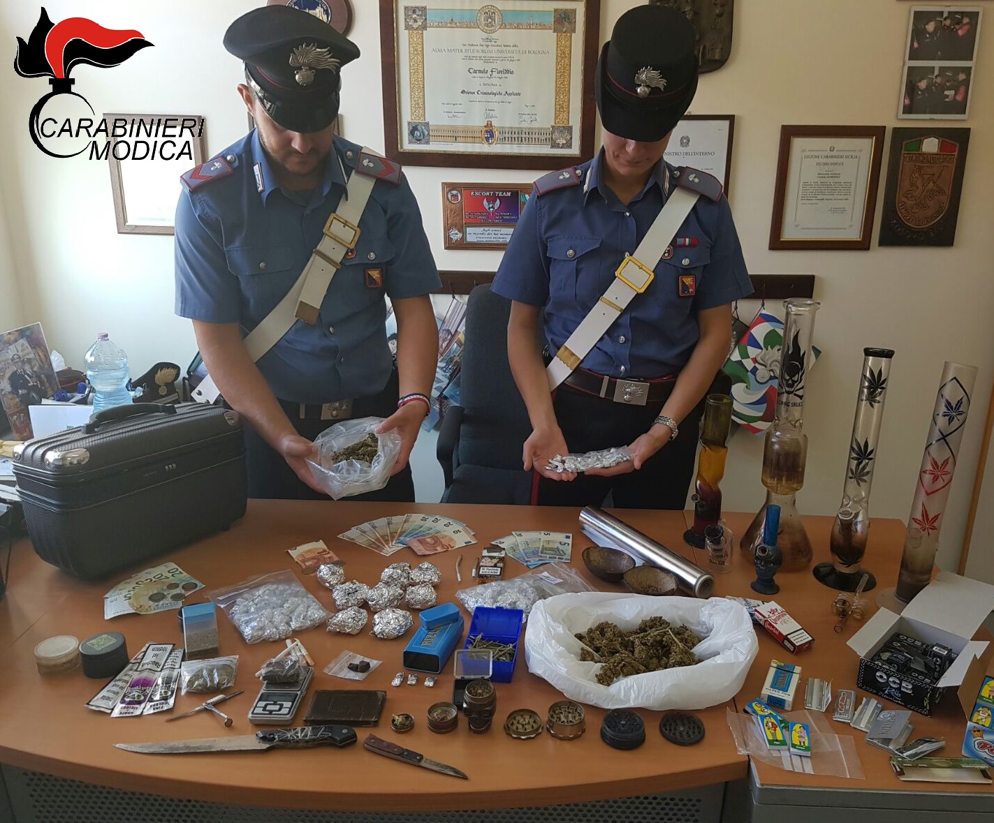  Pozzallo – Blitz dei carabinieri: arrestata famiglia di spacciatori. Trovato in casa mezzo chilo di droga