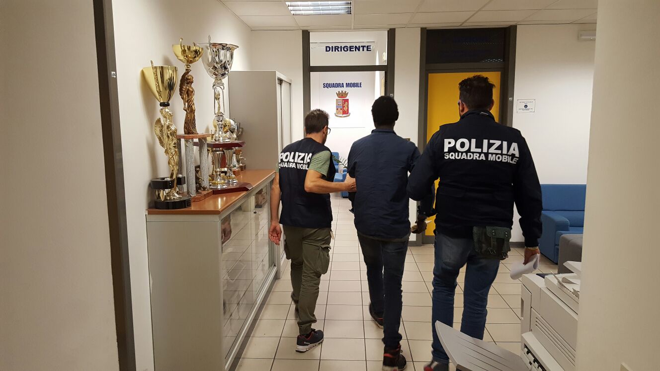  Ragusa – Richiedente asilo di 22 anni sorpreso a spacciare hashish: arrestato dalla polizia