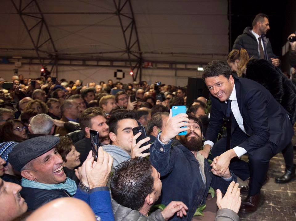  Renzi, non è tutto rose e fiori: al Teatro Tenda la gente fischia e urla “Buffone”