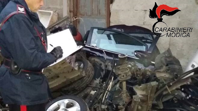  Ispica –Ricicla pezzi di auto rubate all’interno di un casolare: denunciato uomo di 53 anni