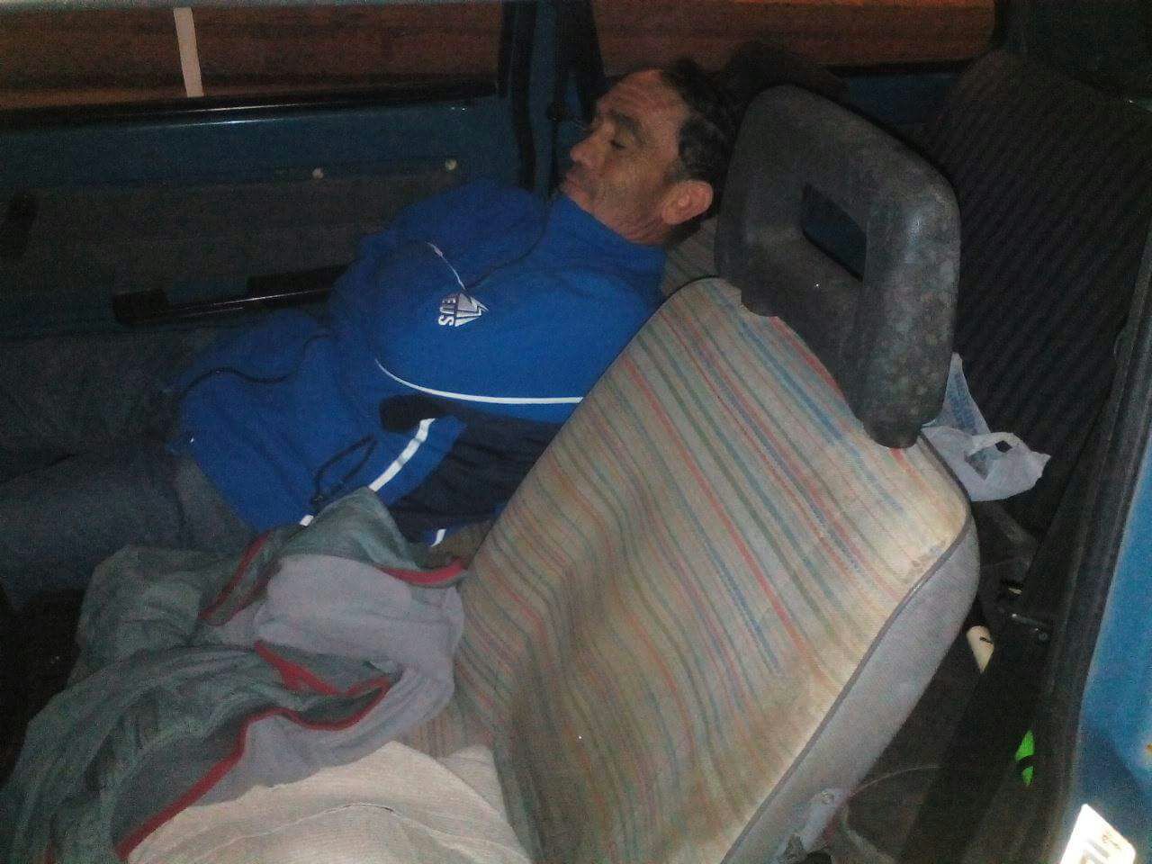  Prima notte in macchina per Scardino: ha dormito di fronte al Comune LE FOTO