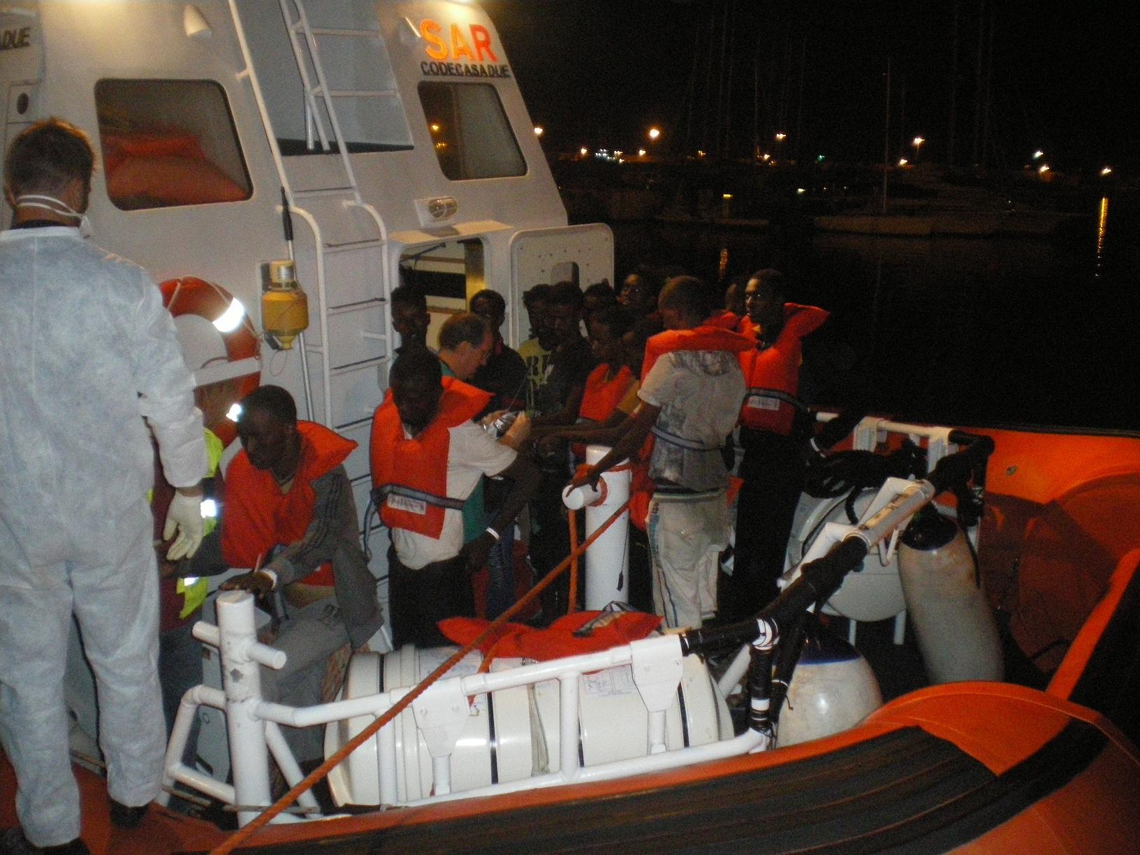  Pozzallo – Sbarcati nella notte 573 migranti, a bordo anche due morti