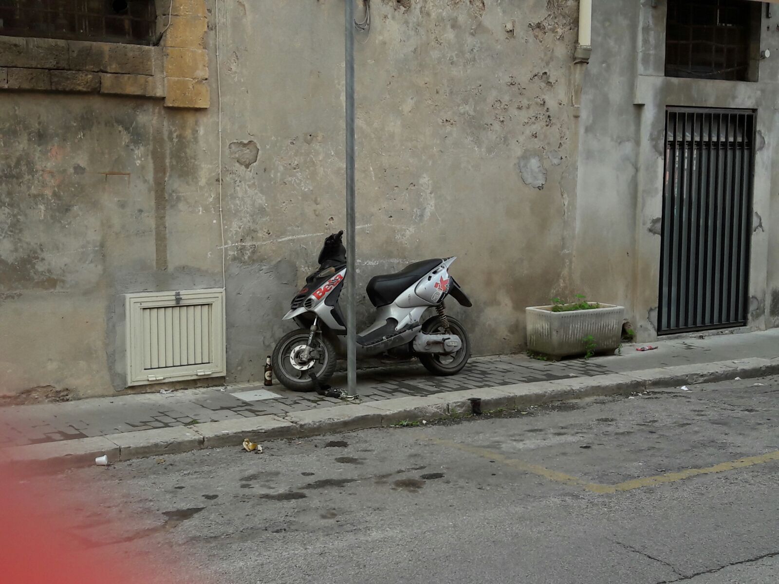 Sorpresa in via Giovanni Meli: uno scooter abbandonato sul marciapiede!