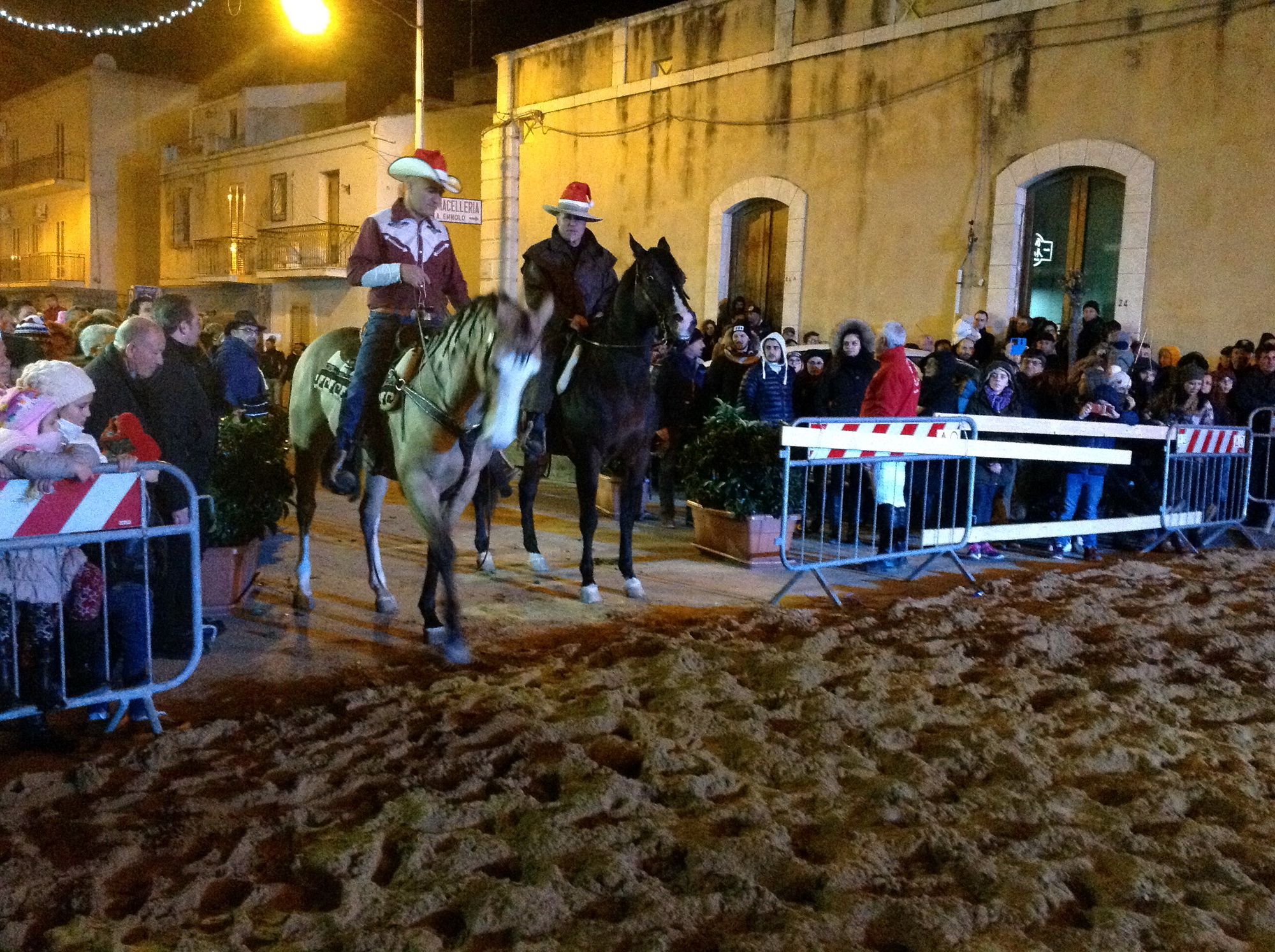  Cavalli e artisti di strada: quando l’attesa del Natale è uno spettacolo VIDEO