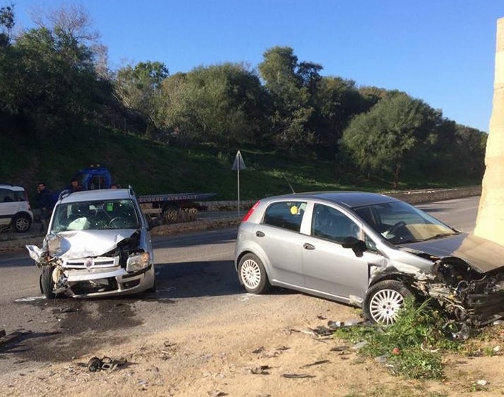 Incidente fra due auto di fronte alla Forestale: tre feriti in ospedale a Vittoria
