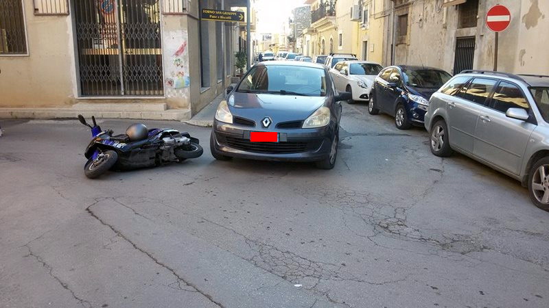  Incidente fra auto e scooter in piazza V.Emanuele: anziano finisce in ospedale