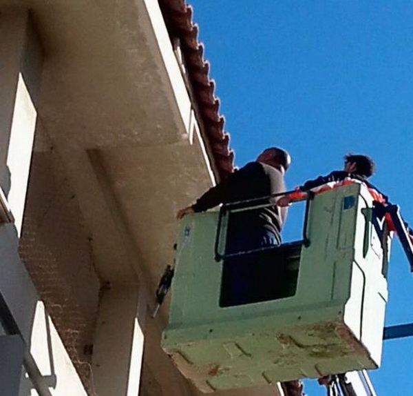  Cede il cornicione di una palazzina: paura in via Sant’Isidoro, nessun ferito