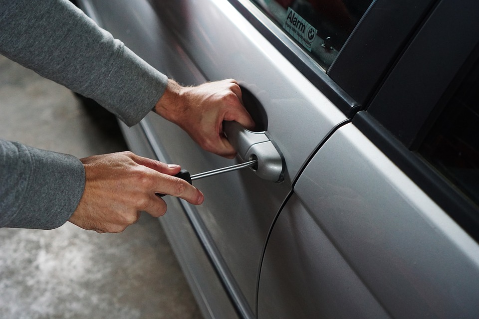  Le auto bersaglio preferito dei ladri: una decina di furti con scasso in centro