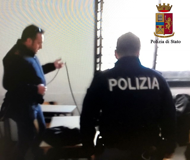  Ragusa, beccato con lo spinello nel portacolori: controlli antidroga a scuola