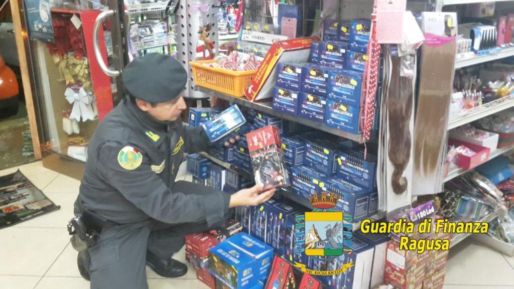  Modica – Operazione “Natale sicuro”: la Guardia di Finanza sequestra 220 mila luminarie per addobbi non conformi agli standard di sicurezza