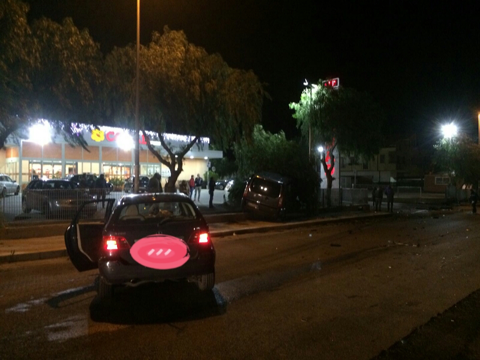  Scontro fra un’auto e un furgone di fronte al Conad: tre persone in ospedale