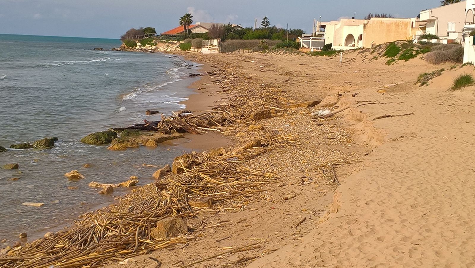  Punta Secca, la spiaggia del Palmento è ridotta così: la riva piena di detriti