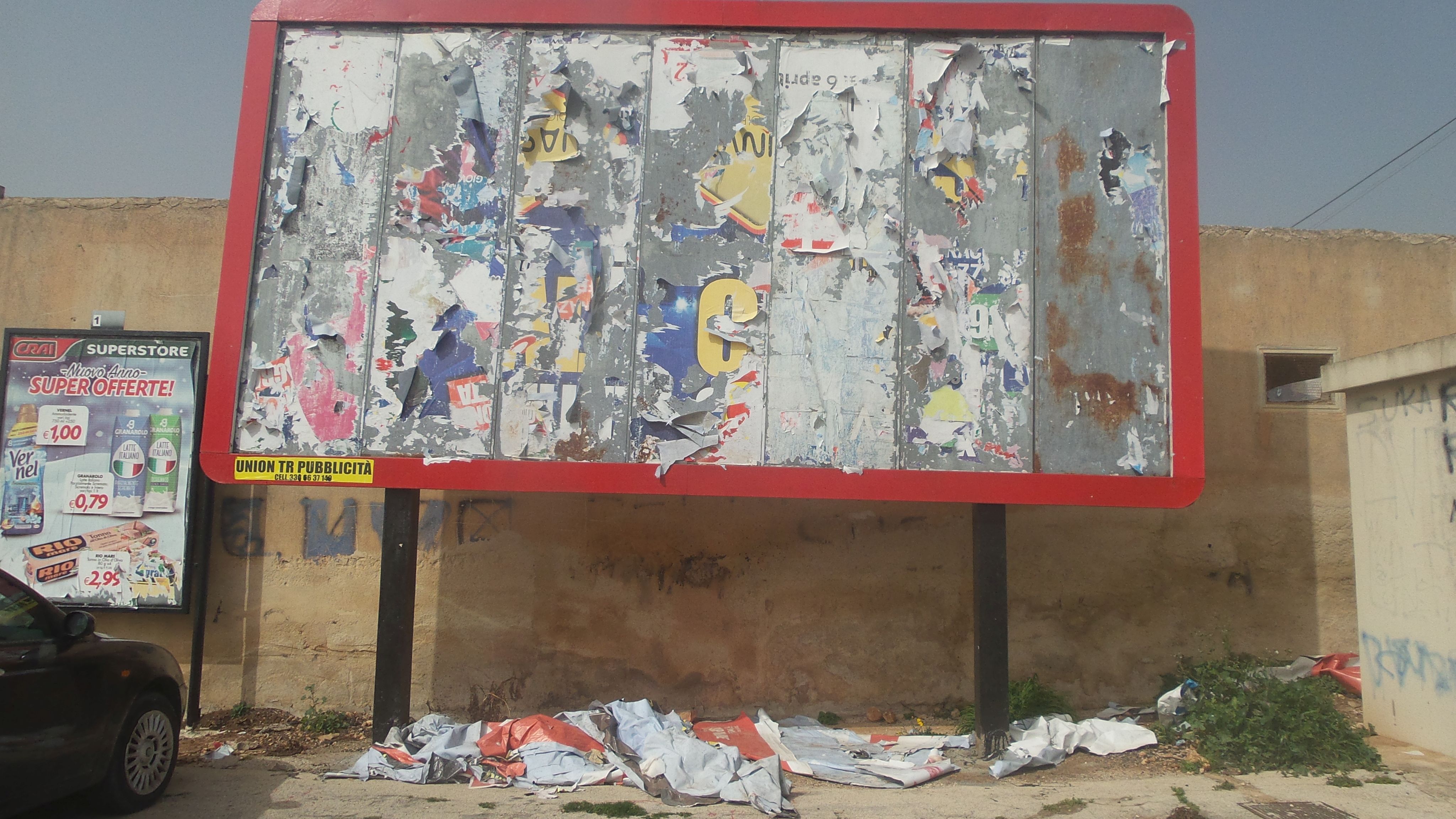  Città piena di cartelloni che deturpano: “Nessuno si cura dello smaltimento”