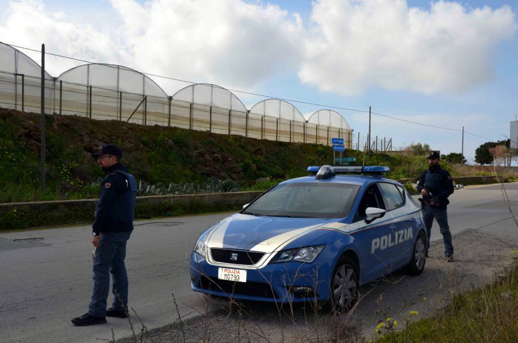  Vittoria – Rubavano energia elettrica e plastica dalle serre: denunciate 6 persone