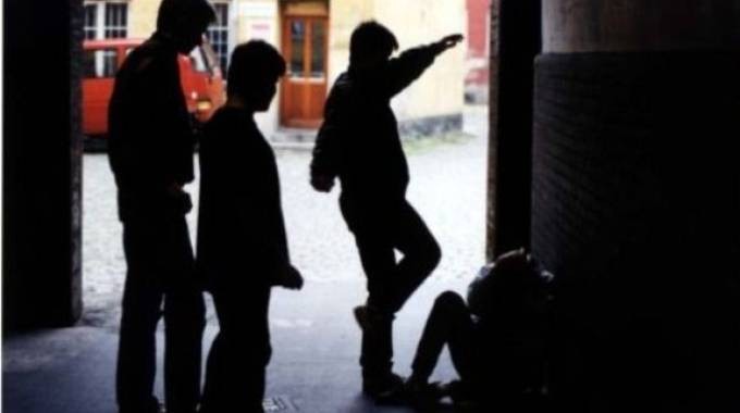 Ragusa, costretto a denudarsi alla fermata del bus: i due bulli confessano