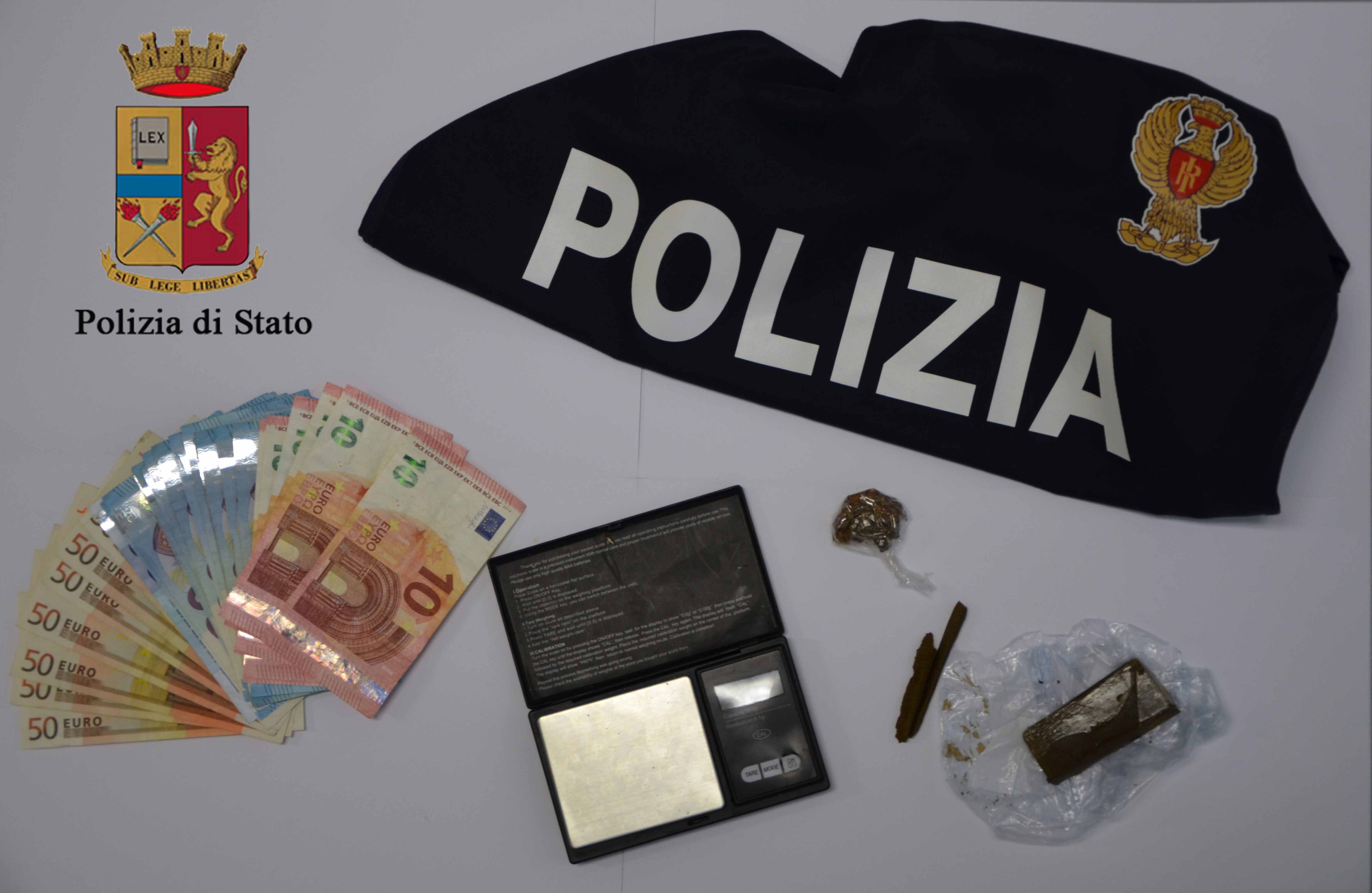  Ragusa – Coppia di spacciatori fermata in piazza San Giovanni: tenevano in casa 30 grammi di hashish e 700 euro