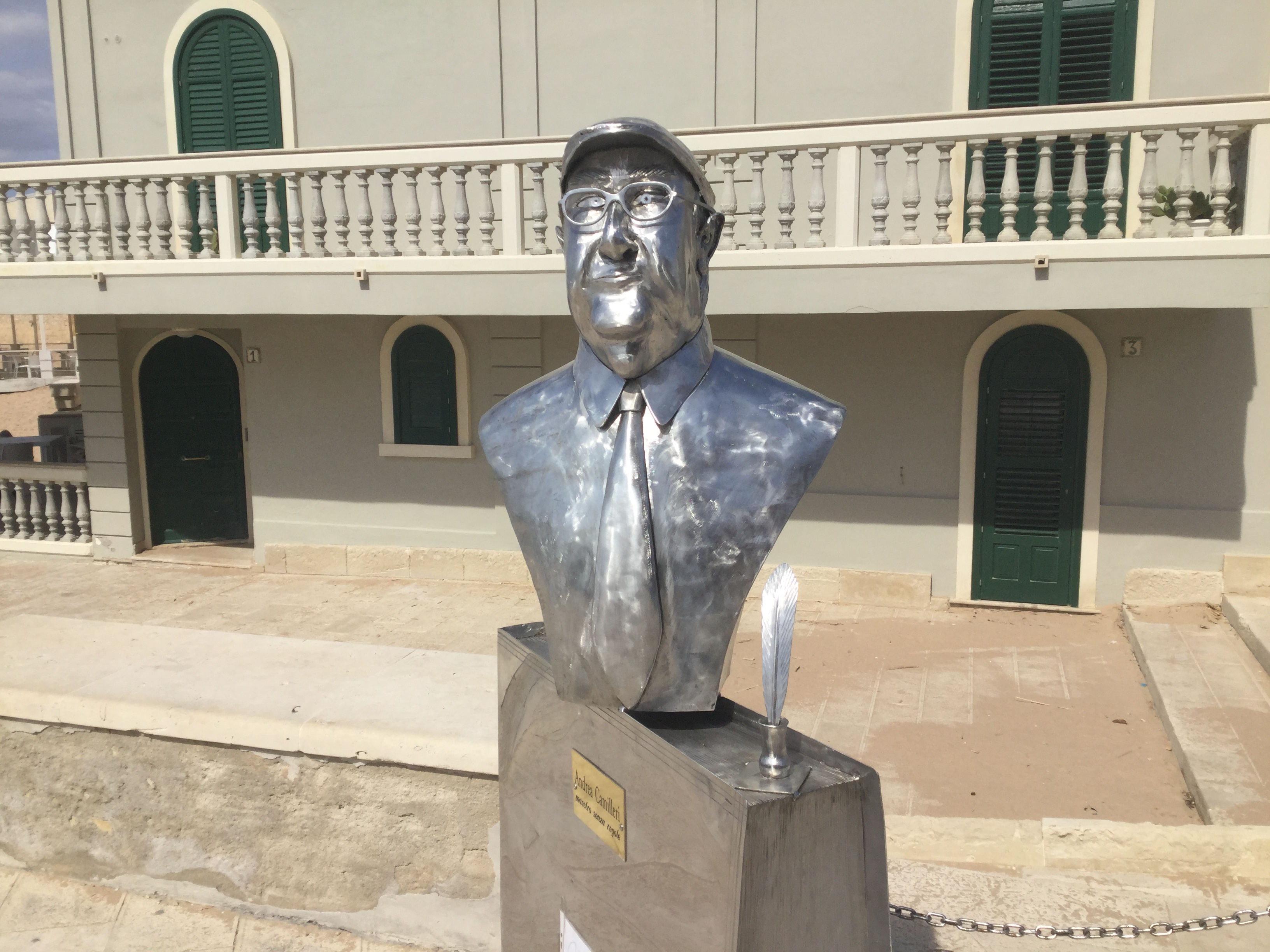 La statua di Camilleri è “abusiva”: il maestro Barone cacciato da piazza Torre