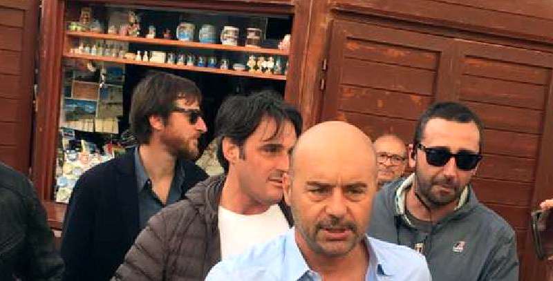  “Luca, sei meglio del Papa”: Zingaretti osannato sul set di Punta Secca VIDEO
