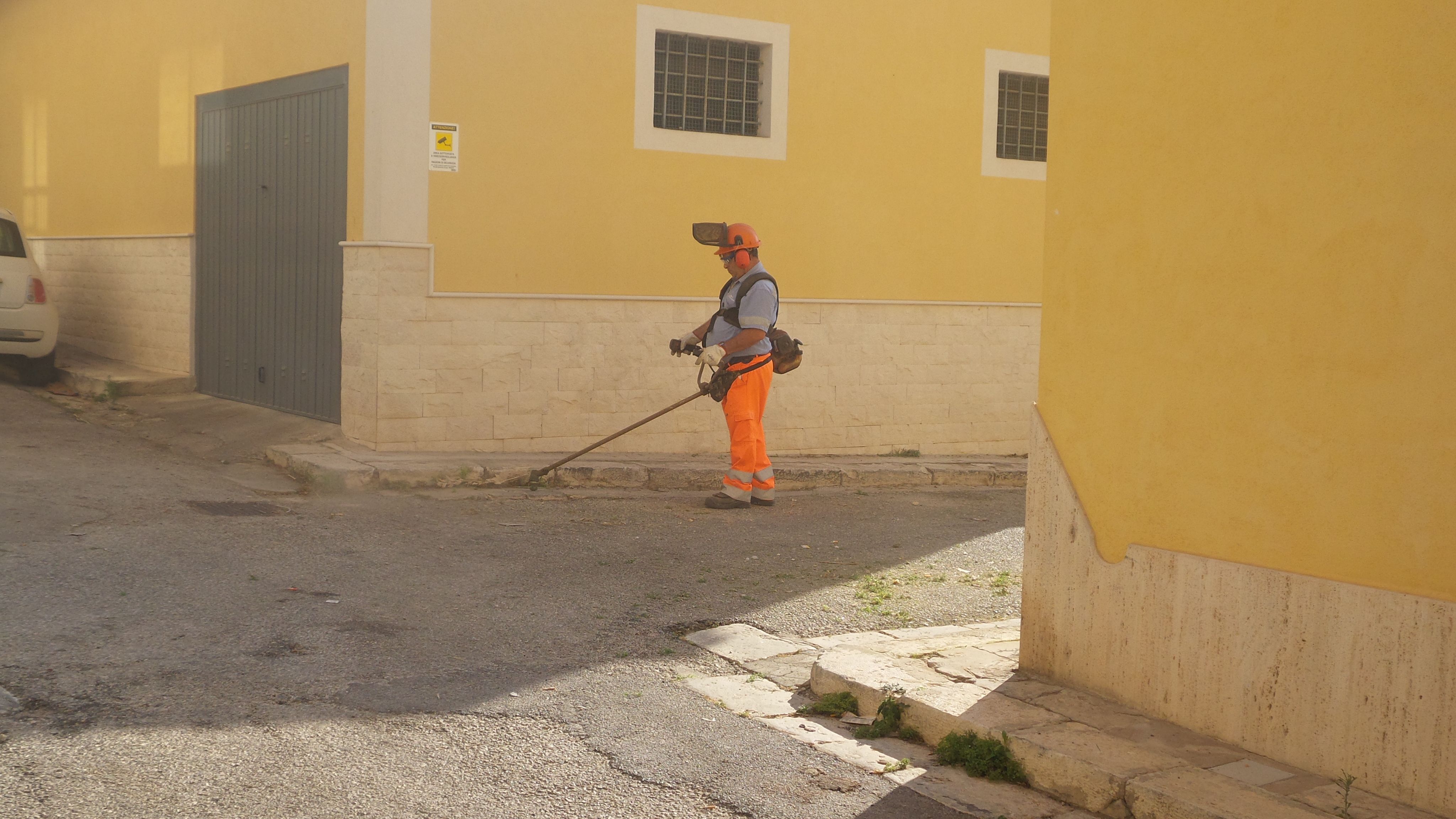 Le strade di S.Croce ripulite dalle erbacce: in campo gli operai del Comune