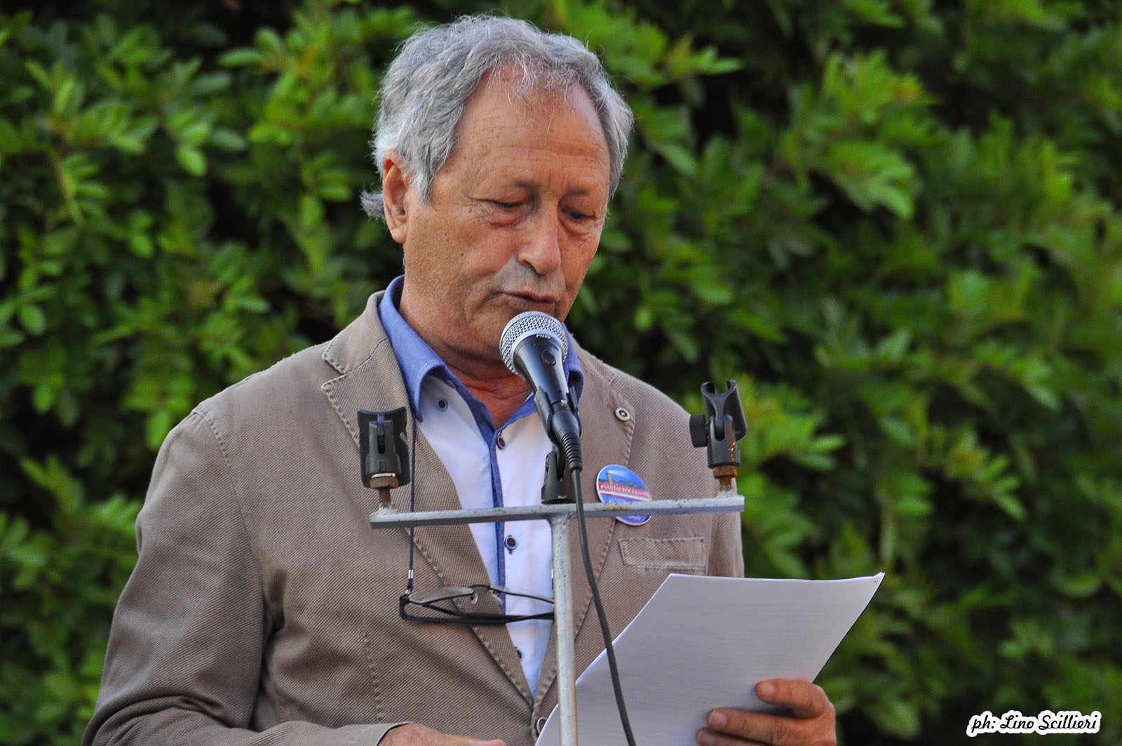  Mediale, cartello in piazza contro Giavatto. La replica: “Siete davvero tristi”