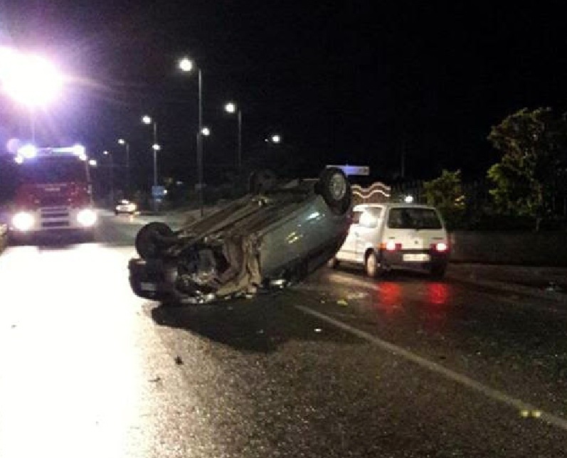  Auto si cappotta sulla Ragusa-Santa Croce: conducente illeso per miracolo