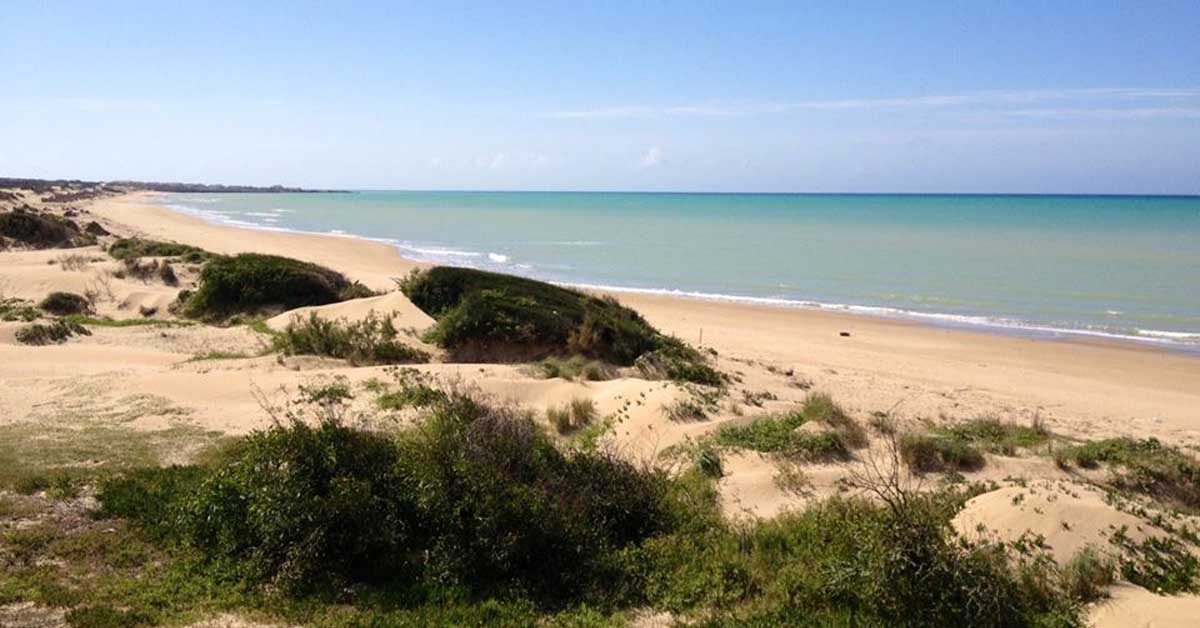  Domenica si ripulisce la spiaggia di Randello con i ragazzi delle scuole